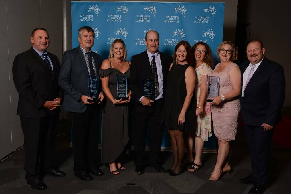 SUCCESS: Joanne McLoughlin with representatives from Dubbo,
Orange and Parkes airports at the National Airport Industry Awards
accepting the Airport Innovation and Excellence (Operations) Award .