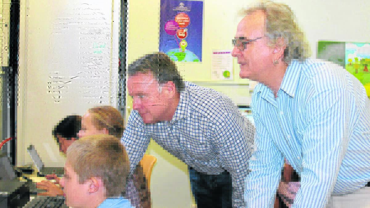 Federal Member for Hunter Joel Fitzgibbon and Murrurundi history teacher and artist Rodney Swansborough join with Murrurundi Public School students to look at the new ‘Anzacs in our Classroom’ website which was launched last month.