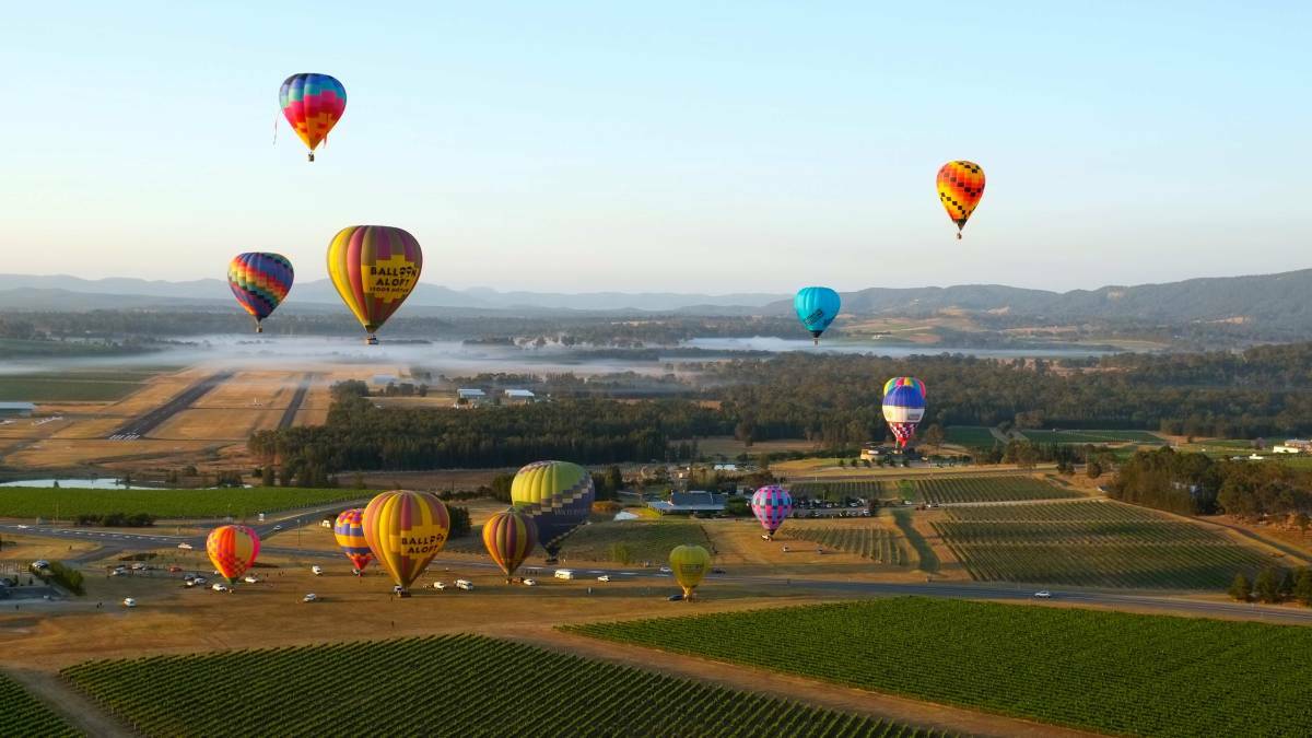 BALLOON: Hot air balloons soaring above the Hunter Valley. Picture: Balloon Aloft