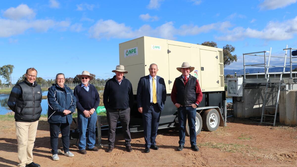 Upper Hunter Shire deputy mayor Kiwa Fisher, saleyards manager Joanne McLoughlin, Cr Ron Campbell, mayor Maurice Collison, Upper Hunter MP Michael Johnsen and New England MP Barnaby Joyce with the solids separator at the Scone Regional Livestock Selling Centre 
