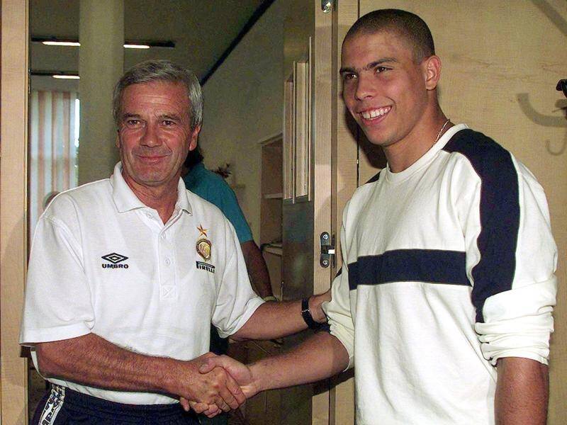 Former Inter Milan coach Luigi Simoni pictured welcoming Brazilian star Ronaldo to the club in 1997.